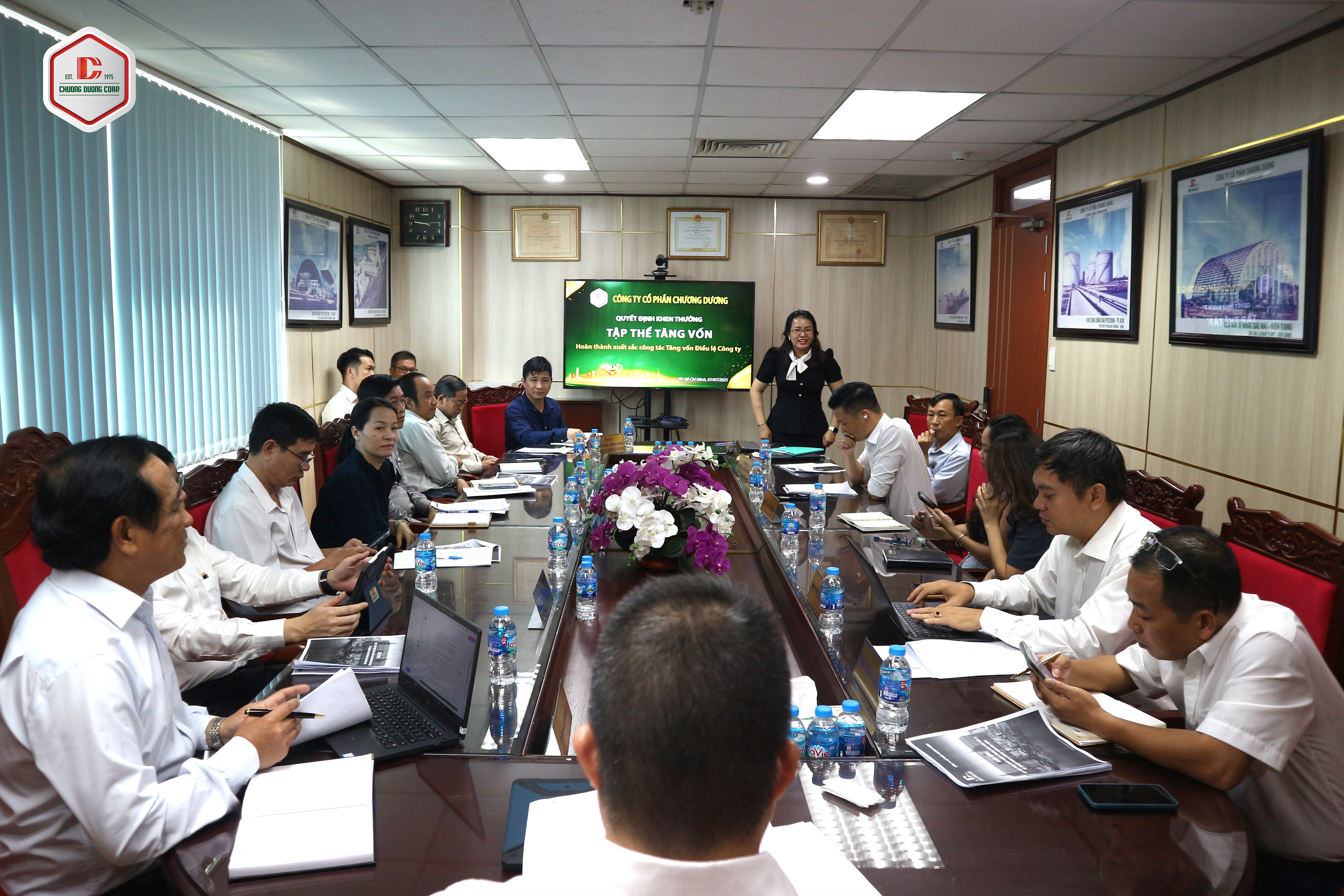 Họp Báo cáo Kết quả SXKD 6 Tháng Đầu Năm 2025 và Vinh danh các Tập thể Hoàn thành Xuất sắc Nhiệm vụ